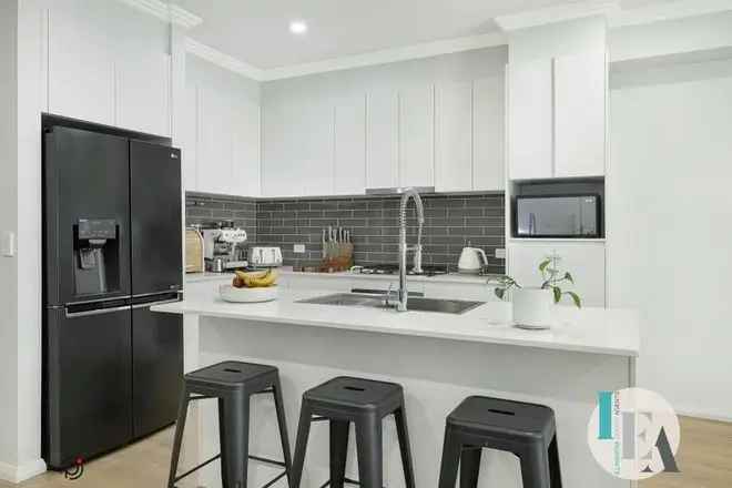 Torrens Titled Townhouse in Lakeside Suburb - Perfect for Investors, First Home Buyers, or Downsizers