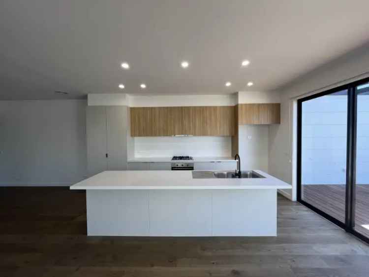 Modern 3 Bedroom Home Near Pakington Street