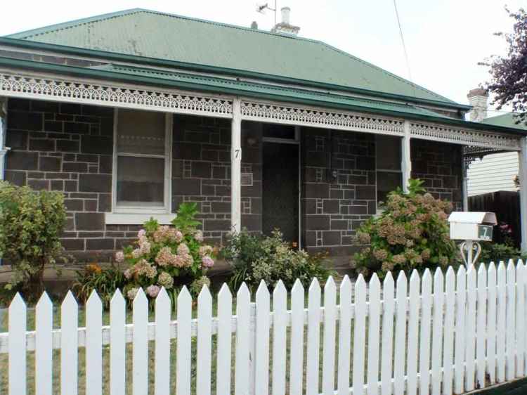 BLUESTONE COTTAGE IN A PRIME LOCATION