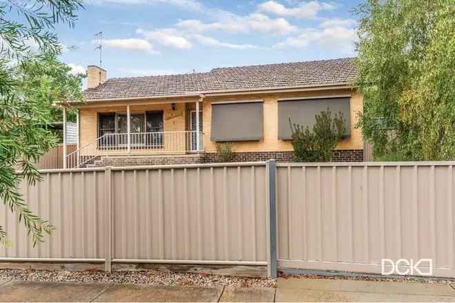 Renovated 3 Bedroom Home Near Lake Weeroona and CBD