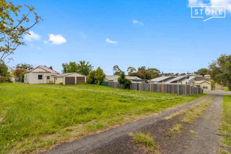 Two Side-by-Side Properties with R3 Zoning in Kurri Kurri