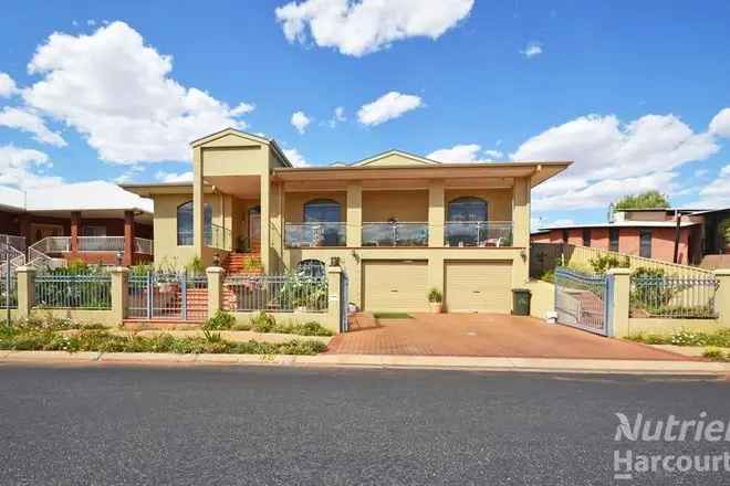 5 Bedroom Home with Stunning Views of the MacDonnell Ranges