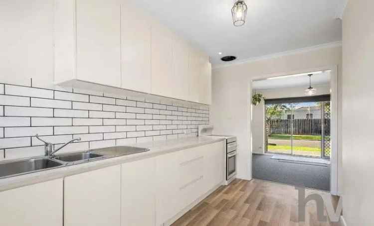 Stylish, Light-Filled Unit in Prime Geelong West Location