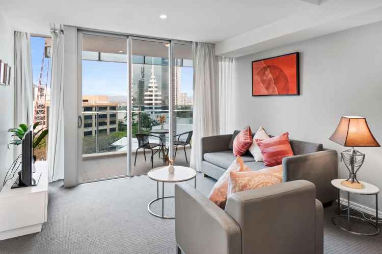 Modern 1 Bedroom Apartment in 5-Star Surfers Paradise Resort