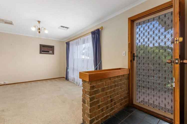 10 Leslie Court, Morphett Vale SA 5162 - House For Lease