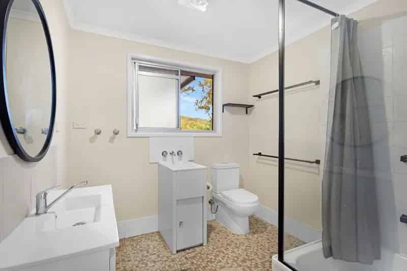 🌿 Modern 3-Bedroom Home with Pool –  Utilities Included!
