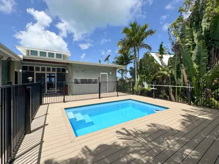 Stunning Beach House on Coastal Ridge overlooking the Coral Sea  -  Mission Beach (South)