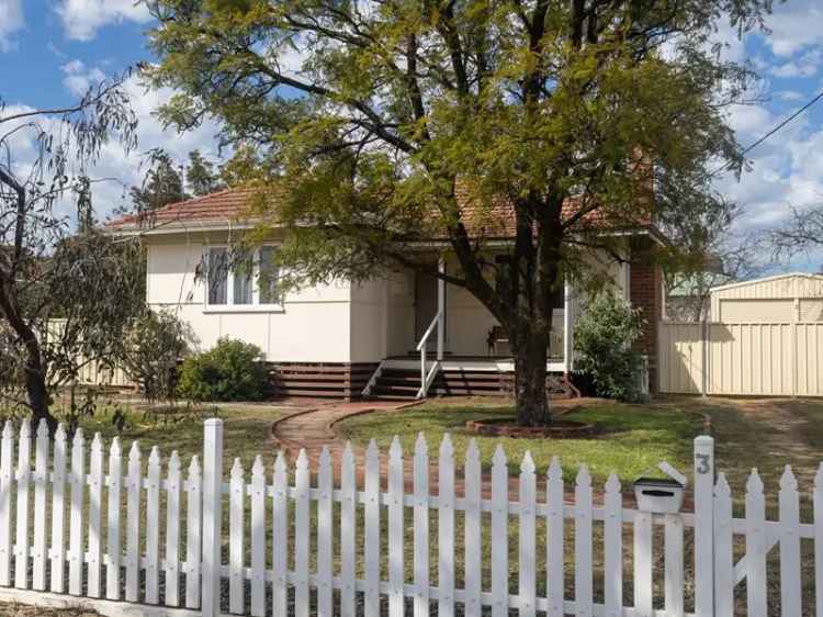 3 Bed 1 Bath Home in Merredin - Large Block - Near Schools