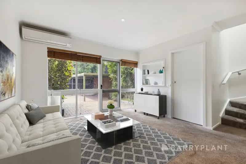 Elegant City-Fringe Living with Style and Convenience