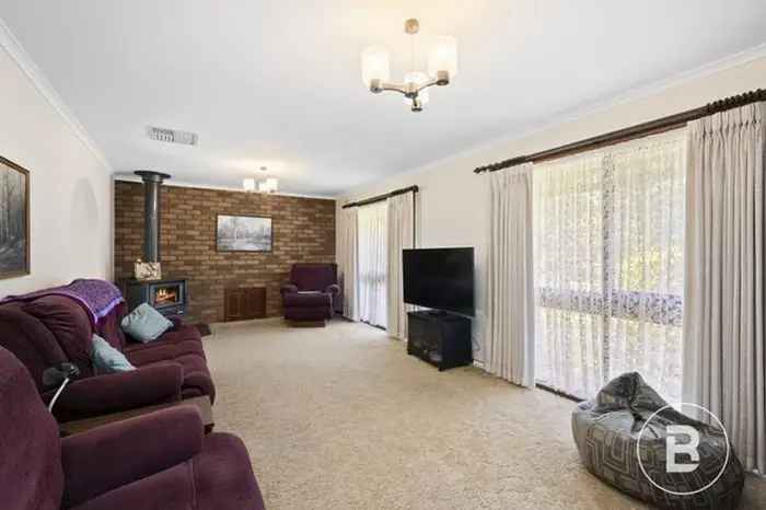 Spacious Brick Veneer Home on 1.98ha with Evaporative Cooling