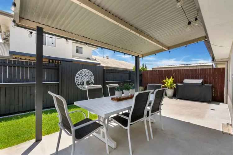 Modern Townhouse in Boondall - 3 Beds, Ensuite, Private Courtyard