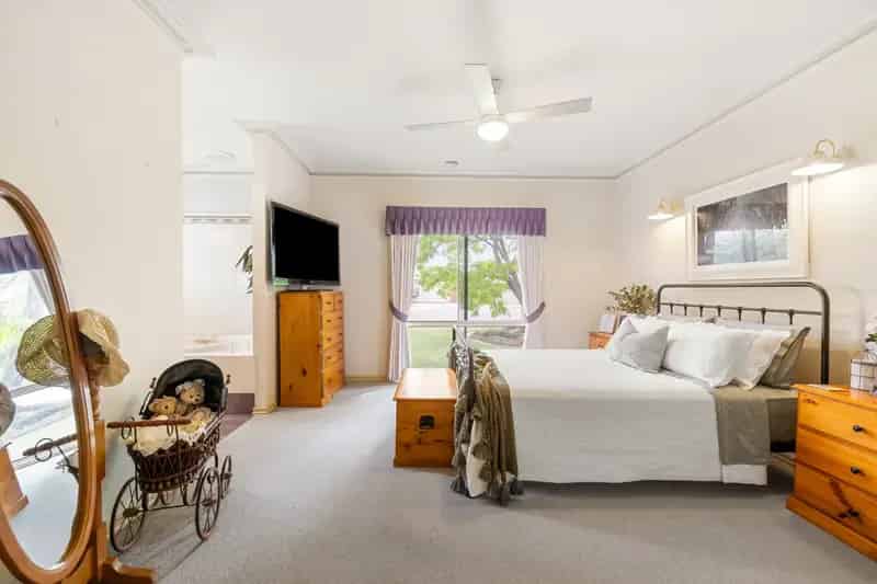 Luxury Buy House in Grantleigh Estate with Pool and Garden