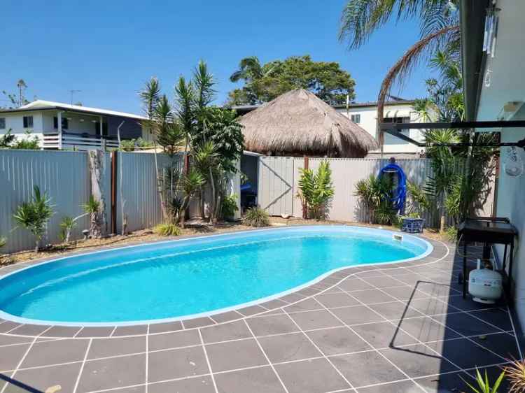 FAMILY HOME WITH SIDE ACCESS AND THE POOL