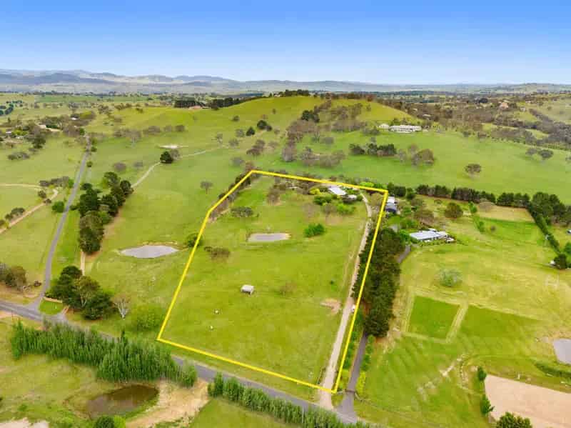 Manageable 10 Acres with 6-Bedroom Homestead so Close to Canberra