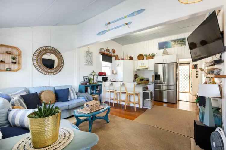 Beachside Queenslander Charm: Tugun Currumbin Haven