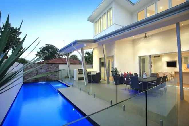 Mooloolaba Beachfront 5 Bedroom Home