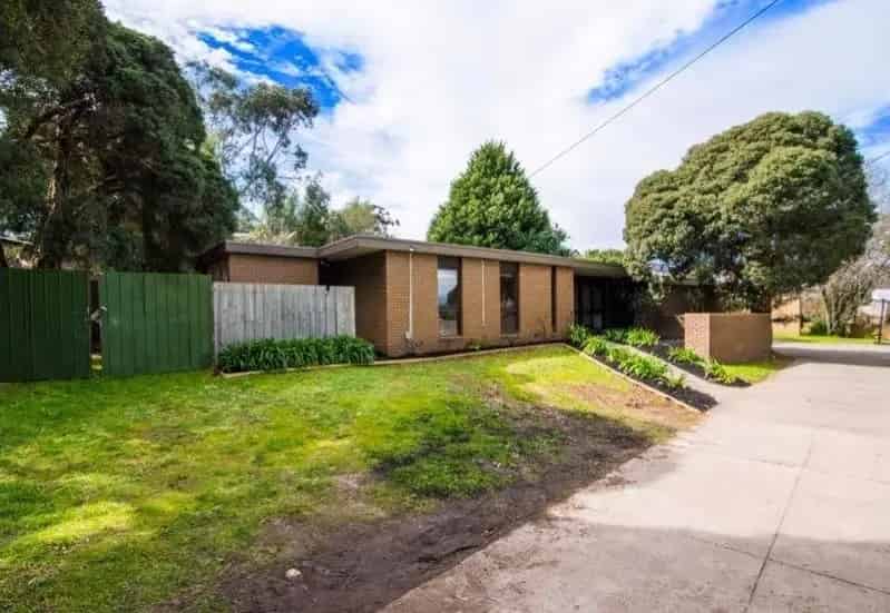 SPACIOUS SINGLE LEVEL RESIDENCE & CLOSE TO EVERYTHING YOU NEED
