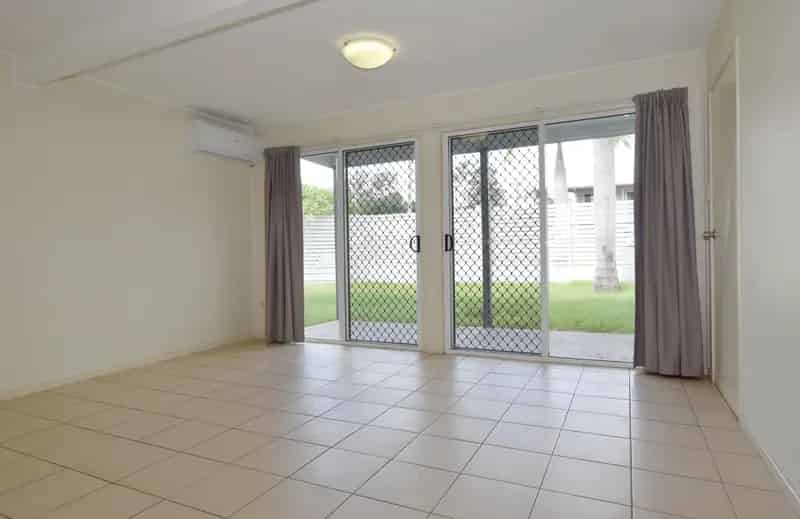 :: FABULOUS TWO BEDROOM UNIT - CONVENIENCE & COMFORT COMBINED
