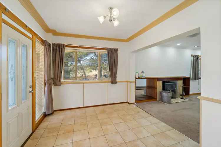 Buy House with Two Dwellings and Entertainment Area in Unique Location