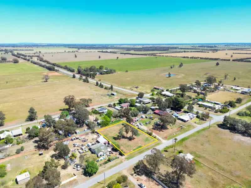 Buy land in Matong with unique features for builders