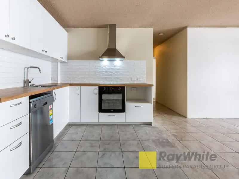 Ground Floor Unit for Rent in Surfers Paradise with Riverfront Views