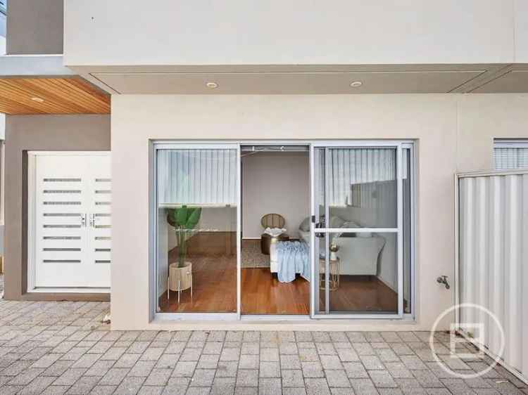 Scarborough Beach Modern 3-Bedroom Home For Sale