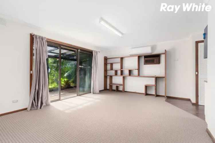 Family Home in Pakenham - 4 Beds, 3 Living Areas, Close to Shops