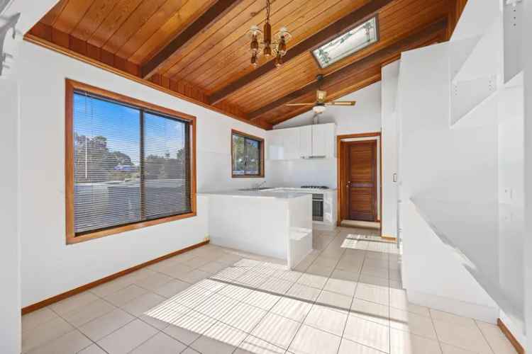 Coastal Charm and Everyday Convenience: 38 Cashin Street