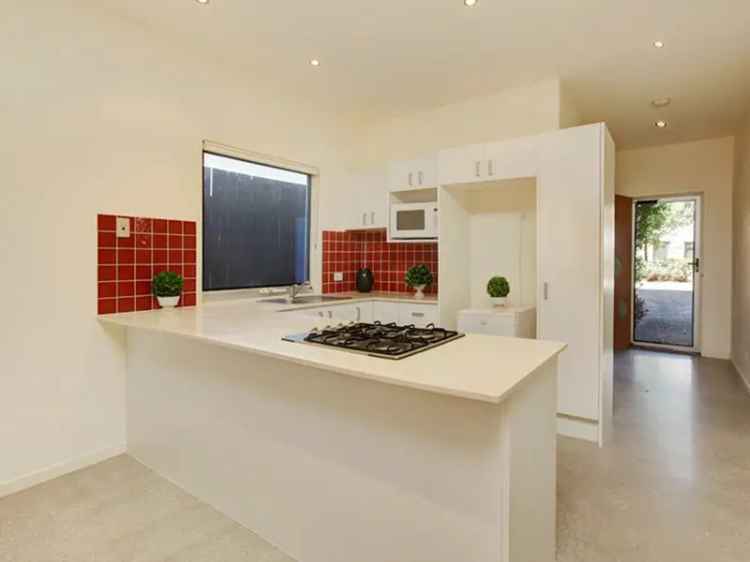 3 Bed 2 Bath Annerley Home - Modern Kitchen & Private Backyard