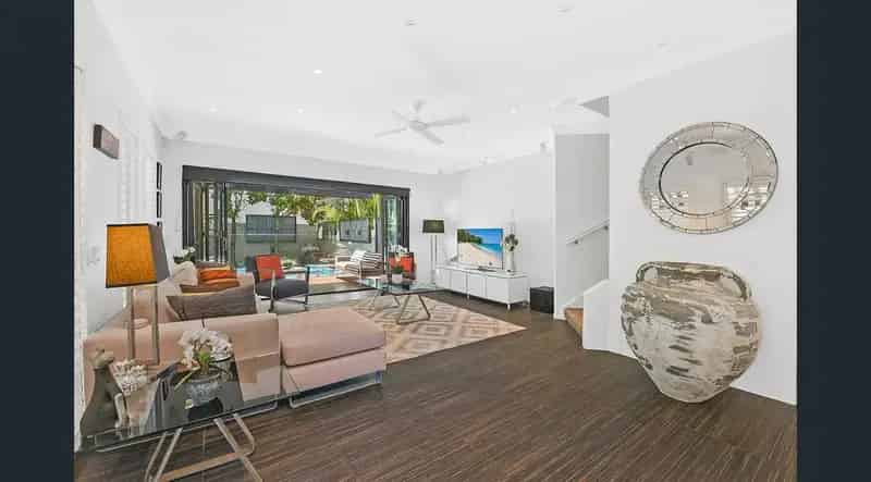 Real Estate For Lease - 1/25 Pine Avenue - Surfers Paradise , QLD