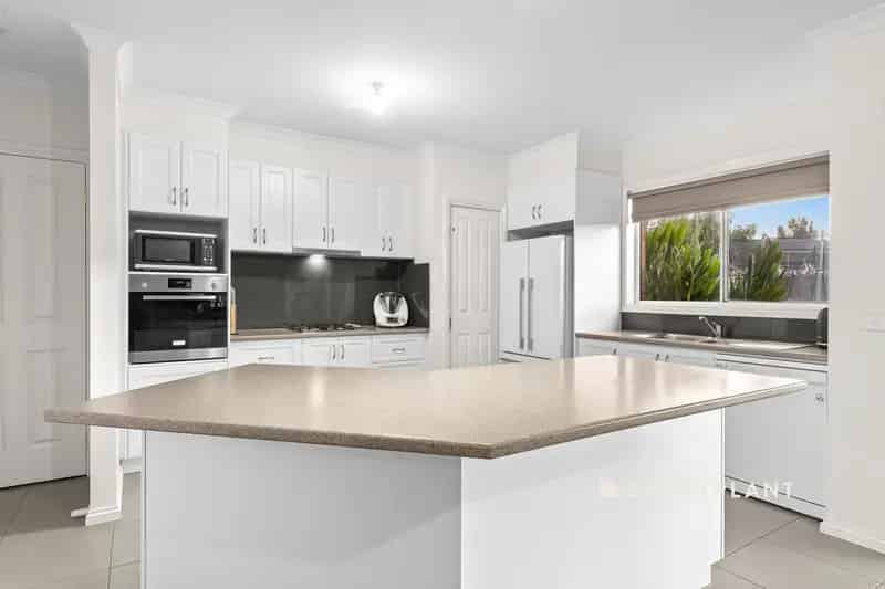 Spacious Family Living on 1,100m²