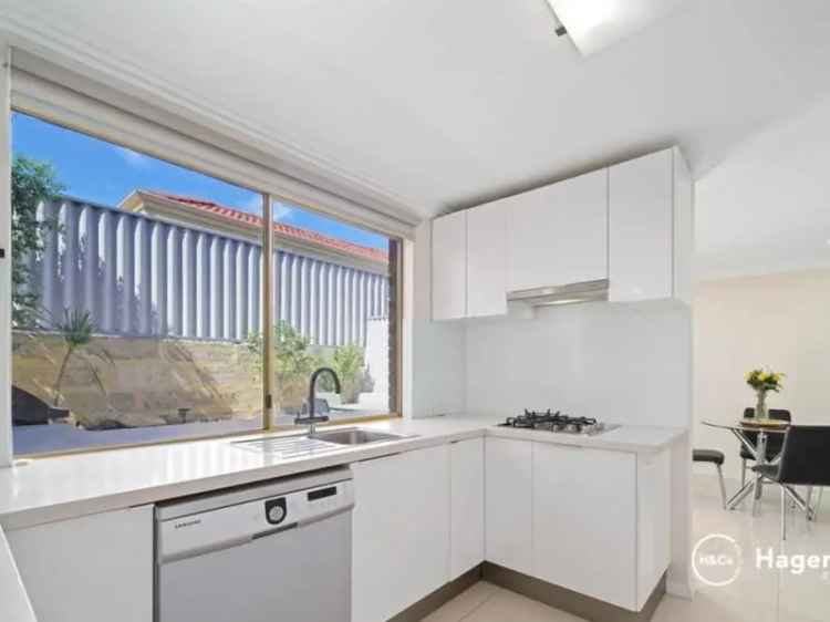 3 Bedroom Townhouse Scarborough - Modern Kitchen & Alfresco Entertaining