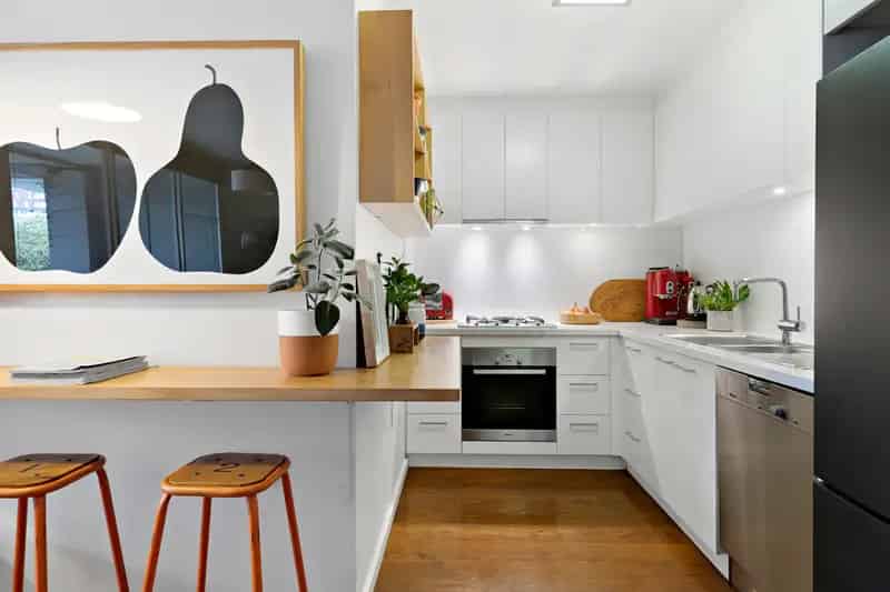Rent Courtyard Apartment Between St Kilda & Windsor with Stylish Design