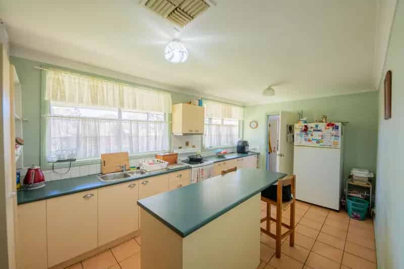 Lifestyle & Creek Frontage Close to Town