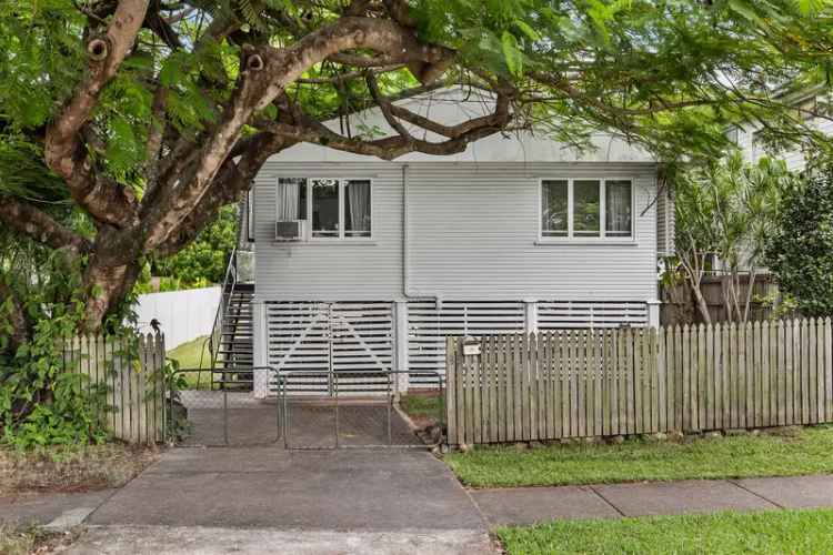 688SQM BLOCK IN THE HEART OF YERONGA - RENOVATE, RE-BUILD OR MOVE IN & ENJOY!