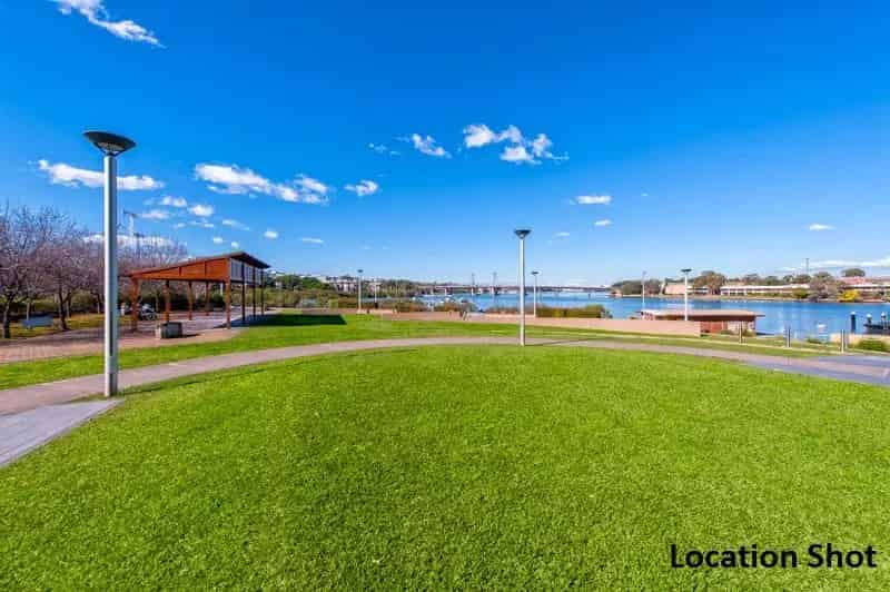 Rent spacious 2 bedroom unit near Meadowbank train station with balcony