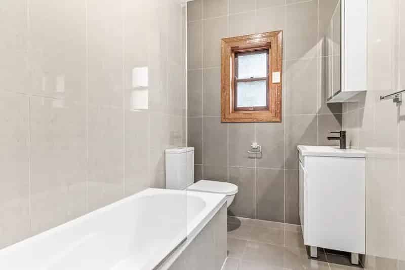 Lease Charming House in Stanmore with Three Bedrooms and Courtyard
