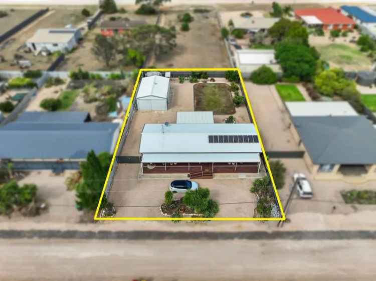 4 Bedroom, 2 bathroom home on a 1009m2 block plus 2.5kw solar