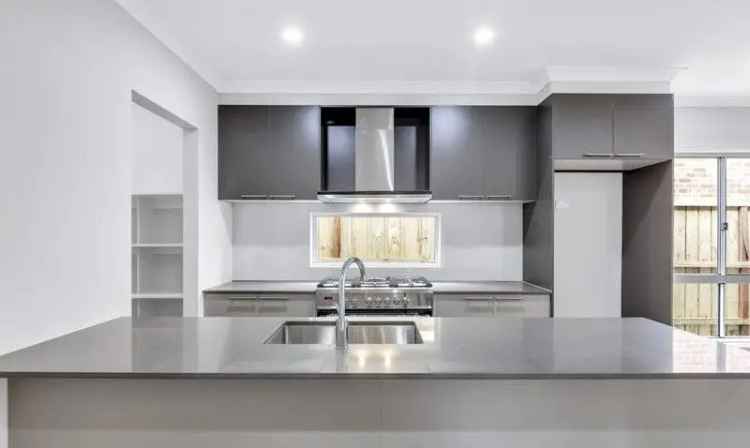 Lease Stylish Modern 4 Bedroom Home in Tarneit with Double Garage