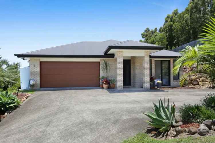 LARGE & PRIVATE FAMILY HOME ON A 2,843m2 BATTLE AXE BLOCK