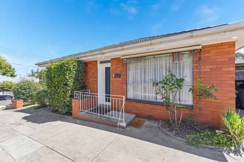 Charming, completely renovated 2-bedroom unit, perfectly positioned