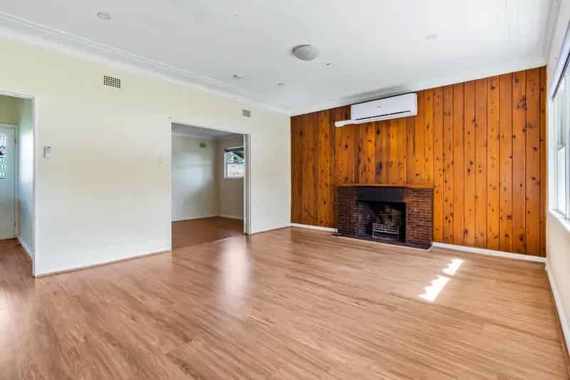 Lease Three Bedroom House in Campbelltown with Spacious Yard and Air Conditioning
