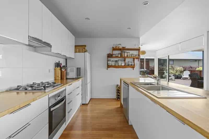 Buy House Bridport Modern Two Bedrooms with Deck and Garage