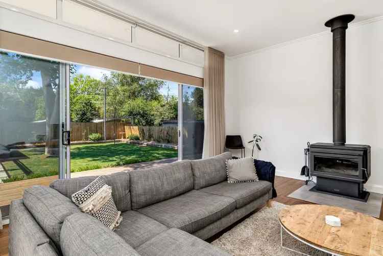 Rent Stunning House in Lyneham with Three Bedrooms and Modern Features