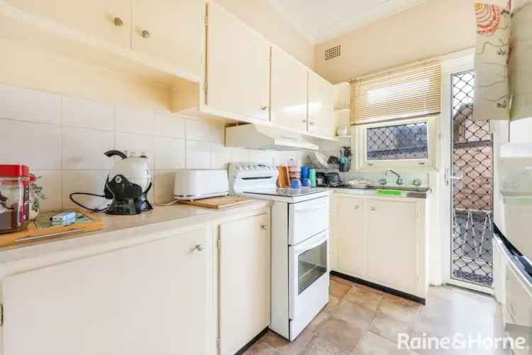 Buy renovated block of units in South Tamworth with two bedrooms