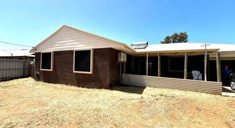 Buy House in Brockman Carnarvon with Four Bedrooms and Ample Yard Space