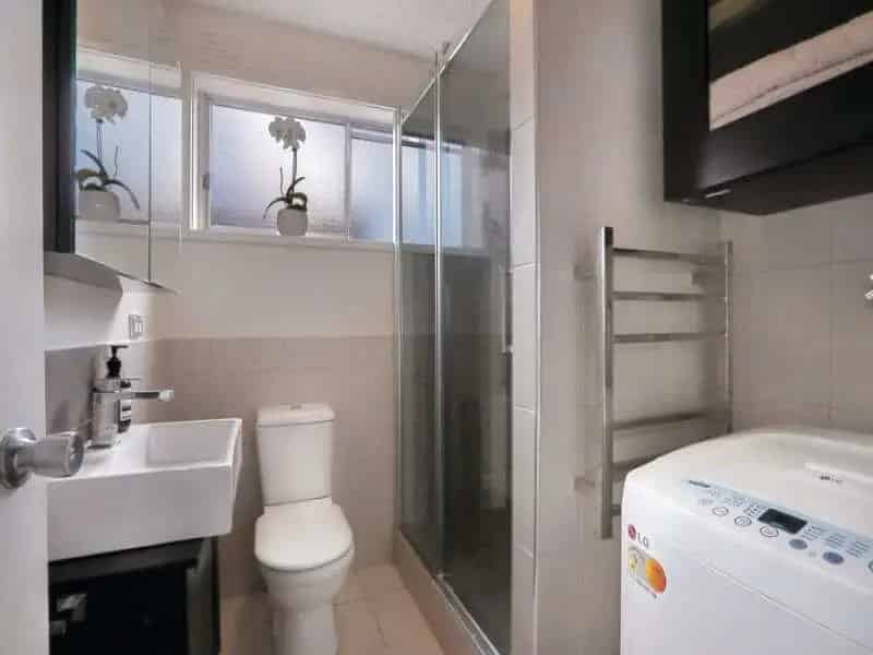Perfect Location On Richmond Hill, Well Presented 2 Bedroom Apartment With Off Street Parking!