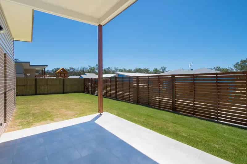 Lease modern house in Coomera with 4 bedrooms and spacious yard