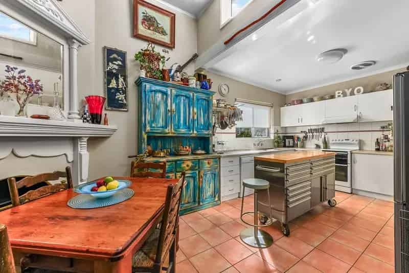 Buy Residence with Retail Shop in Kingston SE with Outdoor Entertaining Space