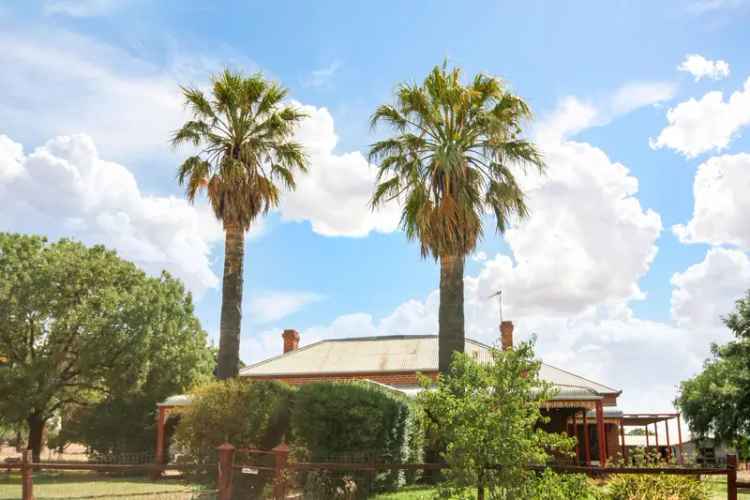 Spacious 4-Bedroom Farmhouse with Study Near Benalla